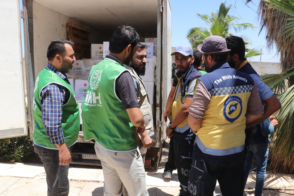 SyriaCivilDefe's tweet image. في إطار الاستجابة المستمرة من غرفة العمليات التي شكلتها وزارة الطوارئ وإدارة الكوارث للاستجابة الطارئة للأحداث في مدينة السويداء جنوبي #سوريا، ساعدت الفرق بتجهيز 25 مركزاً للإيواء في محافظة درعا ونقل العوائل التي قصدت المراكز من مدينة السويداء وريفها إلى تلك المراكز بناءً على…