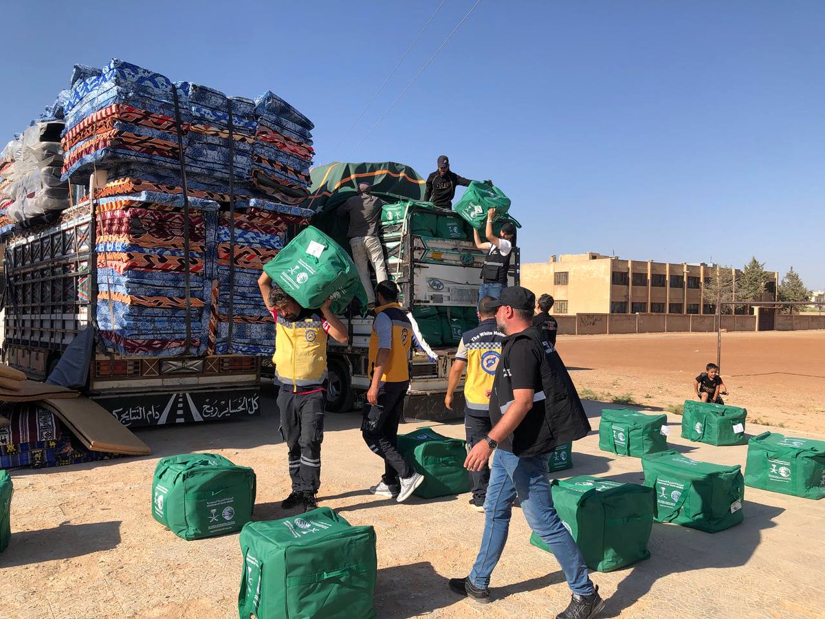 SyriaCivilDefe's tweet image. في إطار الاستجابة المستمرة من غرفة العمليات التي شكلتها وزارة الطوارئ وإدارة الكوارث للاستجابة الطارئة للأحداث في مدينة السويداء جنوبي #سوريا، ساعدت الفرق بتجهيز 25 مركزاً للإيواء في محافظة درعا ونقل العوائل التي قصدت المراكز من مدينة السويداء وريفها إلى تلك المراكز بناءً على…