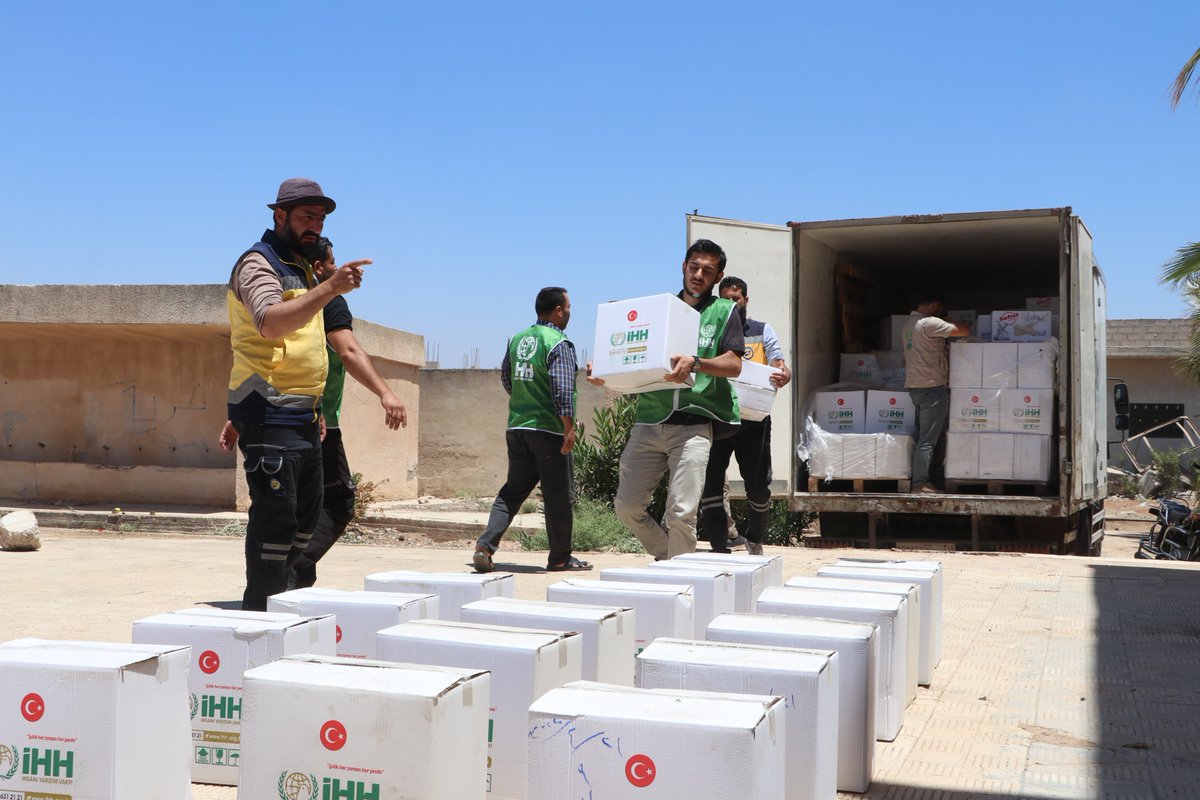 SyriaCivilDefe's tweet image. في إطار الاستجابة المستمرة من غرفة العمليات التي شكلتها وزارة الطوارئ وإدارة الكوارث للاستجابة الطارئة للأحداث في مدينة السويداء جنوبي #سوريا، ساعدت الفرق بتجهيز 25 مركزاً للإيواء في محافظة درعا ونقل العوائل التي قصدت المراكز من مدينة السويداء وريفها إلى تلك المراكز بناءً على…