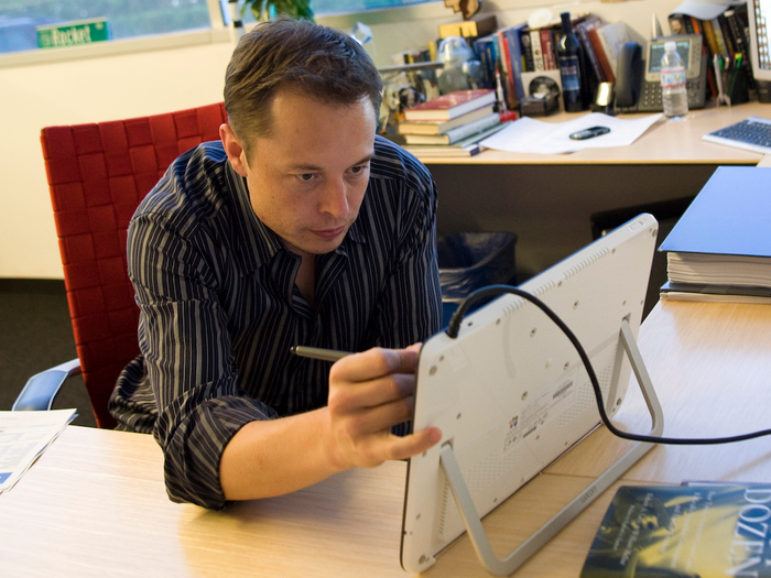 muskonomy's tweet photo. 🚨Elon Musk: "Back to working 7 days a week and sleeping in the office if my little kids are away" https://t.co/j3GibYQKKW