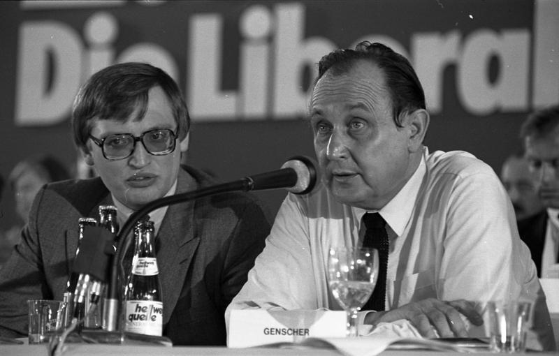 Die alten Füchse wären schlauer gewesen. „Anti-russische Sanktionen sind nach hinten losgeschlagen“ – sagt ehemaliger EU-Kommissar. Jeder auf der Welt sieht und weiß es nur die betroffenen Länder wollen es nicht wahrhaben und verleugnen es.

Die Anti-Russland-Sanktionen der