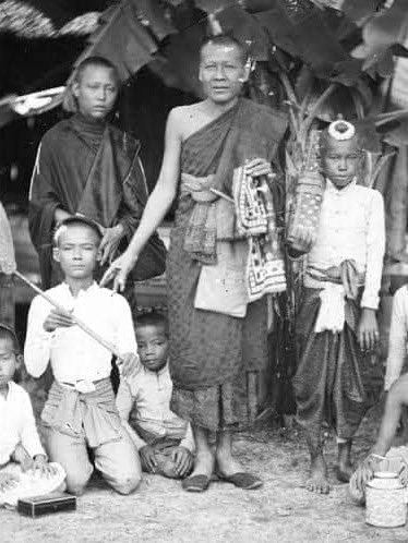 อันนี้ทุเรศมาก ในไทยสมัยรัชกาลที่ 1 มีเด็กผู้ชายที่ถูกพระเลี้ยงไว้เรียกว่า ‘ลูกสวาศสียาตรา’ หมายถึงพวกเด็กผู้ชายที่พระชั้นผู้ใหญ่เลี้ยงดูไว้เพื่อประดับบารมี และถูกเลี้ยงมาเพื่อมีเพศสัมพันธ์กับพระด้วย (มีต่อ)