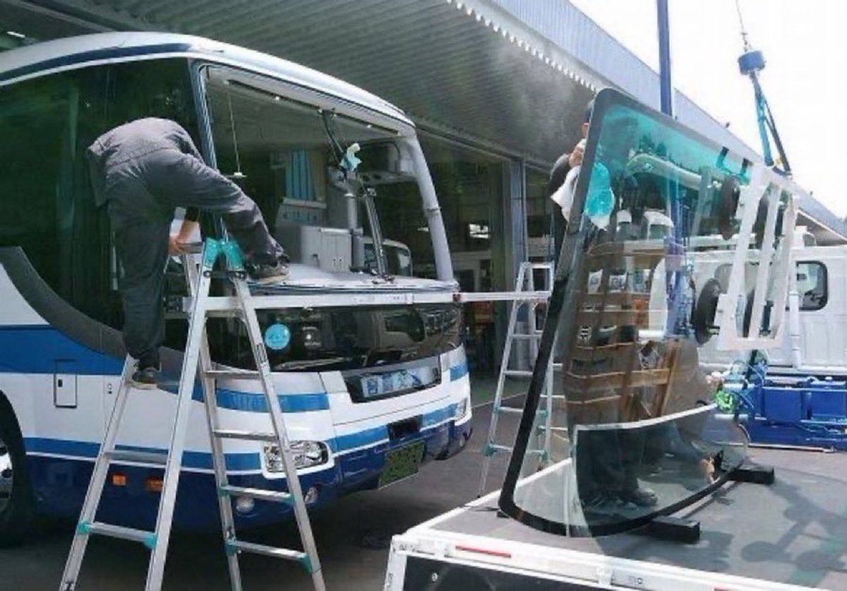 trucknakanohito's tweet image. 知ってましたか?実は観光バスのフロントガラスは道路に対して垂直に立っているので飛び石でも割れてしまうんですが、その交換費用はなんと70-130万円位もするんです。バスのフロントガラスはロットが少なく大量生産出来ない上にサイズも大きいのでこんな金額になる。