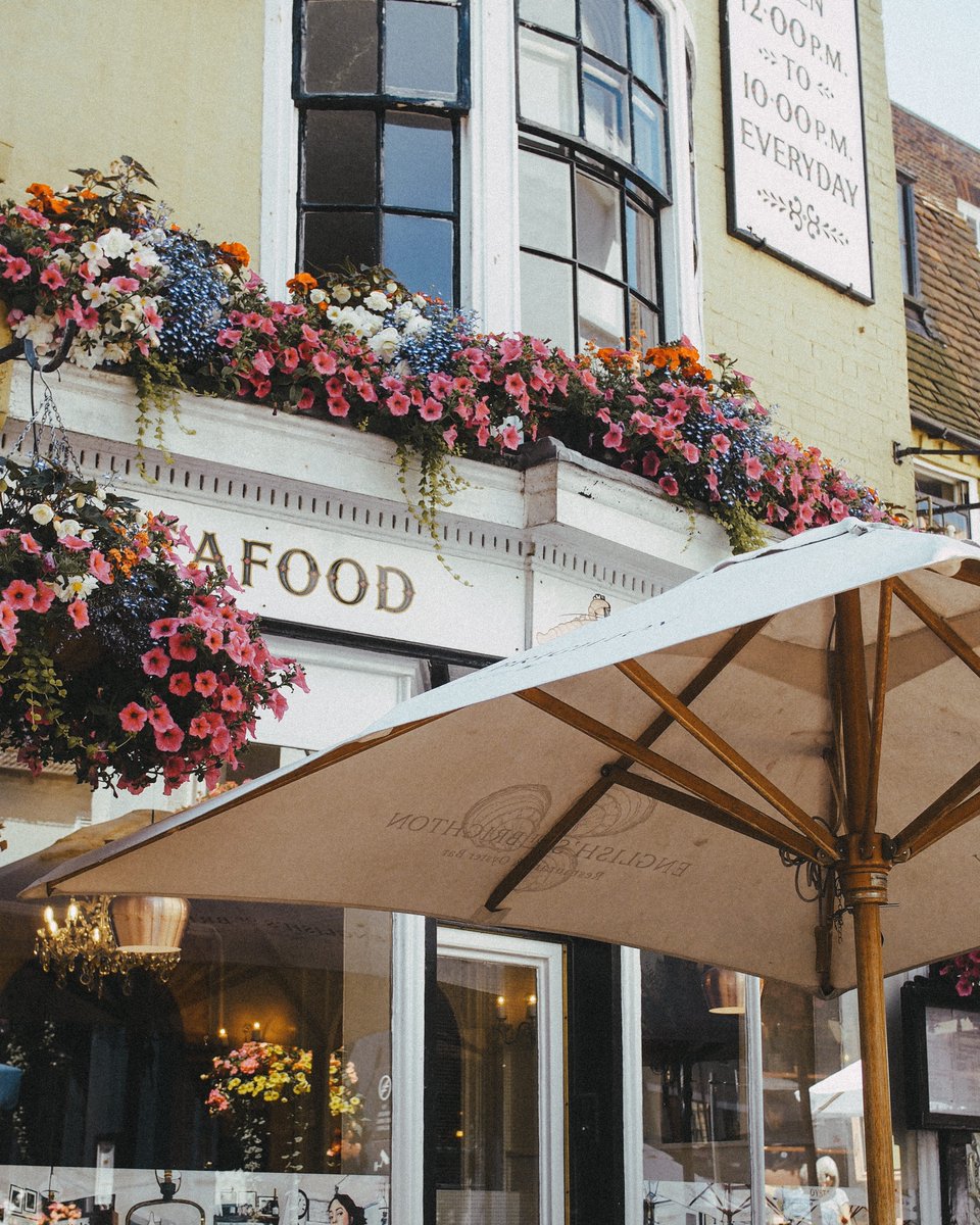 EnglishsoB's tweet image. The flowers at English’s are in full bloom this summer, thanks to Noel Carrigan, who’s been creating our beautiful displays for over 13 years. A true Brighton talent, his work brings extra colour to our corner of the Lanes.
#EnglishsOfBrighton #SummerInTheLanes #TerraceDining