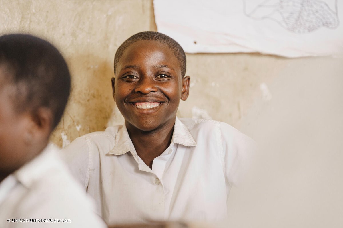 UNICEFDRC's tweet image. « Cette année, je passe l’Examen d’État… j’espère que la guerre ne reviendra pas. »
À Minova, dans l’est de la #RDC, Thérèse retrouve peu à peu le sourire en classe. 🙂
#PourChaqueEnfant, une éducation dans un environnement sûr.