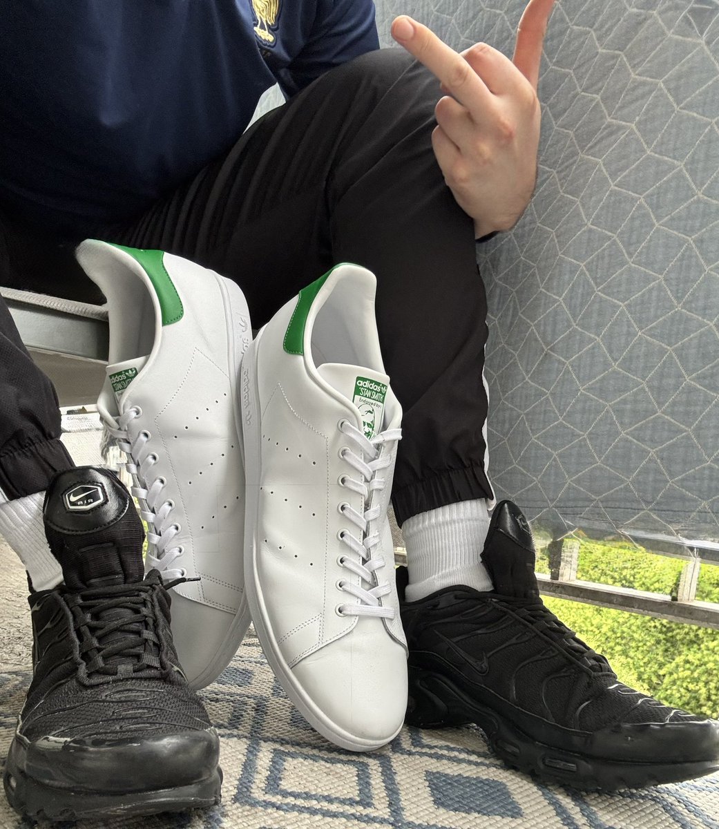 Wesh… tu vas où chienne? Y a des 👟👟 qui ont besoin d’être d’écrasées… hmmm ça daube bien la pisse wesh vas-y mets toi sur mes TN (🦶🏻49 EU) et sur mes fuckin Stan Smith wshhhhh (🦶🏻56 EU)