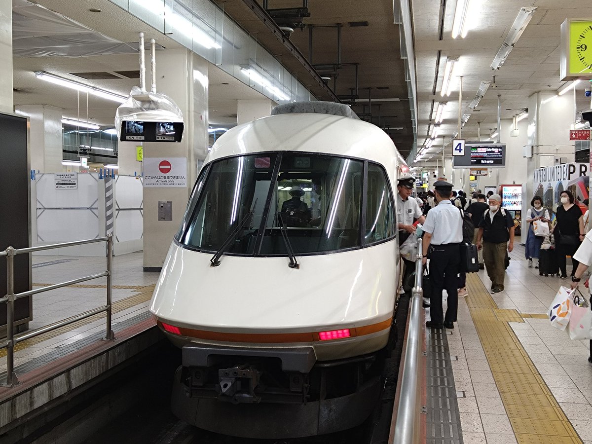 E485E189's tweet image. 名古屋駅の快活のシャワーでさっぱりした後、人生2度目の近鉄特急に乗車。前回は「ひのとり」でしたので今回は「アーバンライナー」で大阪へ戻りますw