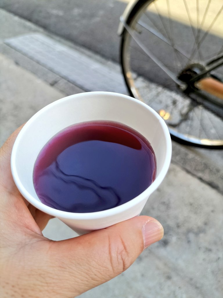 kokiairin's tweet image. おこんにちは
選挙の帰りにパン屋さんに寄ったら自家製赤しそドリンクがありました
赤しそ きび砂糖 リンゴ酢
サッパリして美味しいです
#赤しそ