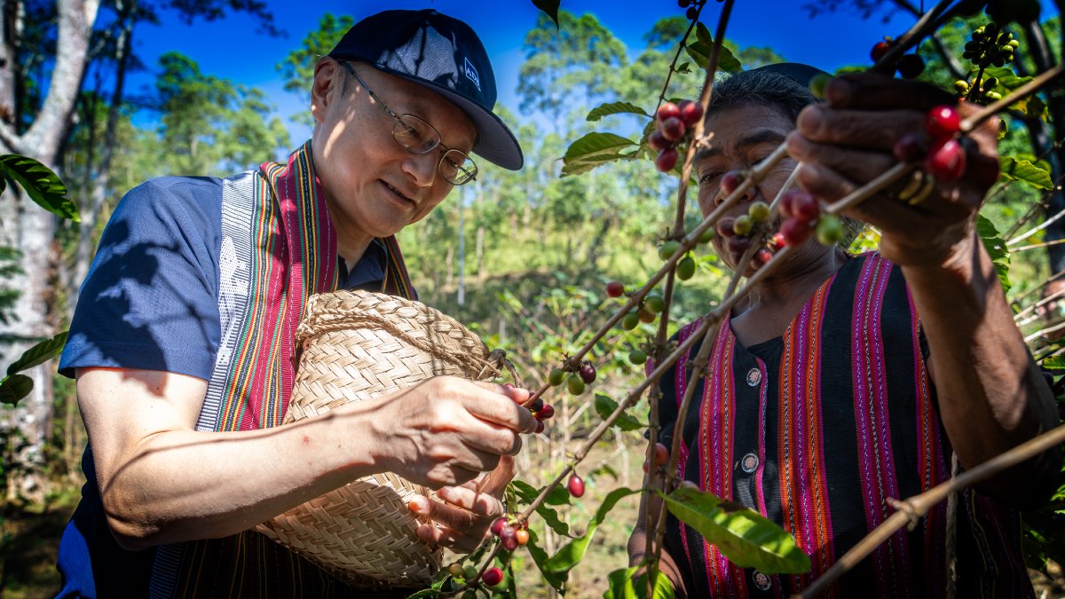 ADBPresident's tweet image. In Timor-Leste’s coffee-growing communities, I met farmers like Fernando and Angelica who proudly shared how new techniques are boosting yields, incomes, and food security.
Beyond short-term gains, they see this as an investment in their future—for their families, communities,…