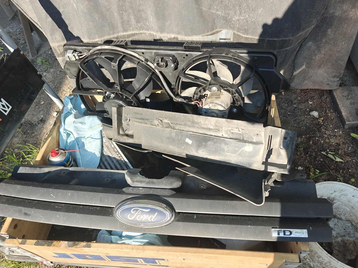 🇺🇦🚐 Ford Tourneo sai uue hammasrihma, veepumba ja jahutusventika.
Proovikäivitus oli edukas. 
Täna laon nina kokku ja uurin, miks käsipidur ei pidurda.
Siis võib juba ülevastuspunkti ust kraapima minna.