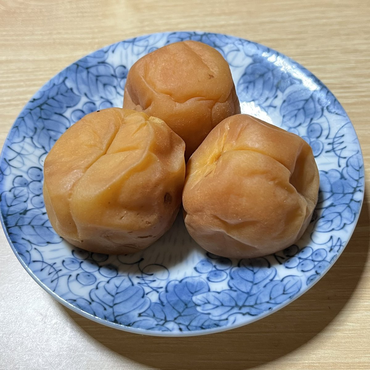 土用干しした梅干です。
この後、赤紫蘇に漬け込みます。
今年は、大雪で家が埋まり、大変な冬でしたが、梅の身の出来が良く、最高の梅干ができました。🌟
でも、たくさん実はつくのですが、傷のない綺麗な梅干にできる梅は、10%もないです。
それを考えると、売っている梅干って安いと思います。
