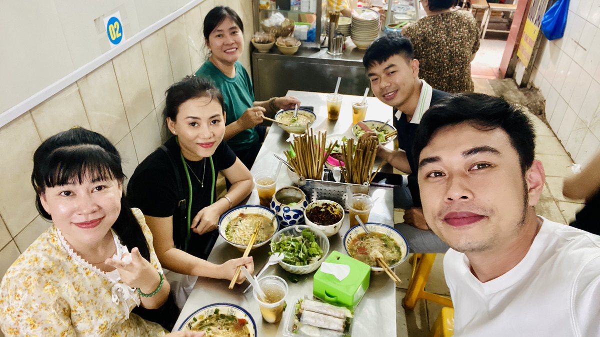 Phan Vũ Nhật | Nathan (@phanvunhattt) on Twitter photo Biệt đội chị đẹp, em ngoan đi ăn bún ốc tại chợ Đồng Xuân 😅
<a href="/Willleminhkhang/">Phu Bui | Will</a>
<a href="/MayMay752746/">Le Mi | May May</a>
<a href="/TrucGiang887/">TRÚC GIANG | GLORIA</a>
<a href="/QuangN1995/">Quang Nguyen | Leo</a> Biệt đội chị đẹp, em ngoan đi ăn bún ốc tại chợ Đồng Xuân 😅
<a href="/Willleminhkhang/">Phu Bui | Will</a>
<a href="/MayMay752746/">Le Mi | May May</a>
<a href="/TrucGiang887/">TRÚC GIANG | GLORIA</a>
<a href="/QuangN1995/">Quang Nguyen | Leo</a>