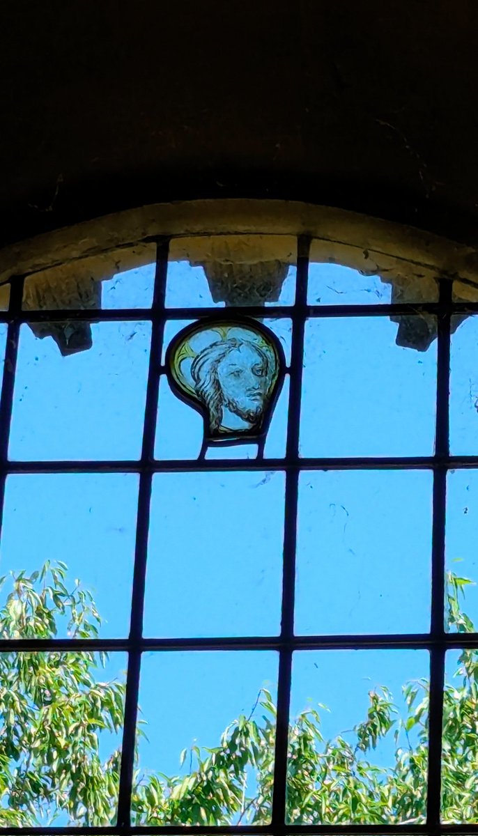 A lone little medieval face at St Peter's, Tickencote.  Placed so he's always looking at the jaw dropping chancel arch, such a lucky chap!
#StainedGlassSunday