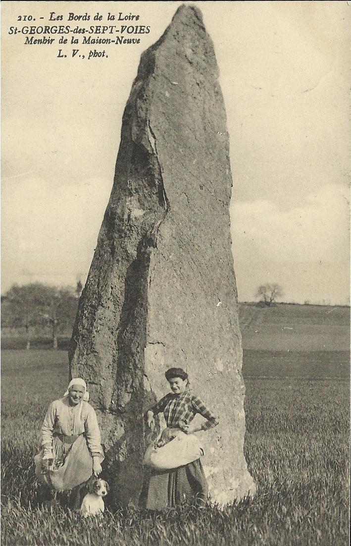 PhilWat09037421's tweet image. The needle shaped menhir of La Pierre Longue de Sale Village in St-Georges-des-Sept-Voies (Maine-et-Loire) is 5.5m tall. In one tradition it was Gargantua’s whetstone which he lost when he bent over to empty sand from his boots. #StandingStoneSunday.