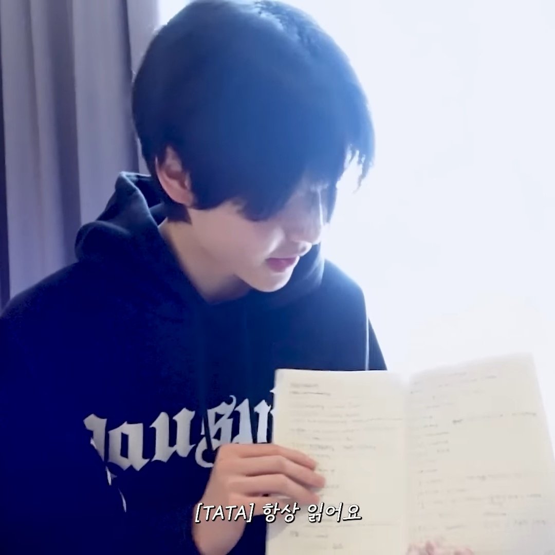 #คู่มือเลี้ยงตาต้า101

อวัยวะชิ้นที่ 33 34 35 ขาดไม่ได้ของตาต้า

1. เสื้ออดิดาส ตัวโปรดมาก ใส่ทุกวัน ทุกเวลา มีติดตัวสลับใส่ฮู้ด
2. ยาดม เพราะเราคือคนไทย คนไทยแปลว่าต้องมียาดมอย่างน้อย 1 กป/1 แท่ง
3. สมุดโน้ตฮันกุก ทวนคำศัพท์ได้ทุกที่ ทุกเวลา

#TATA #타타 #SMTR25