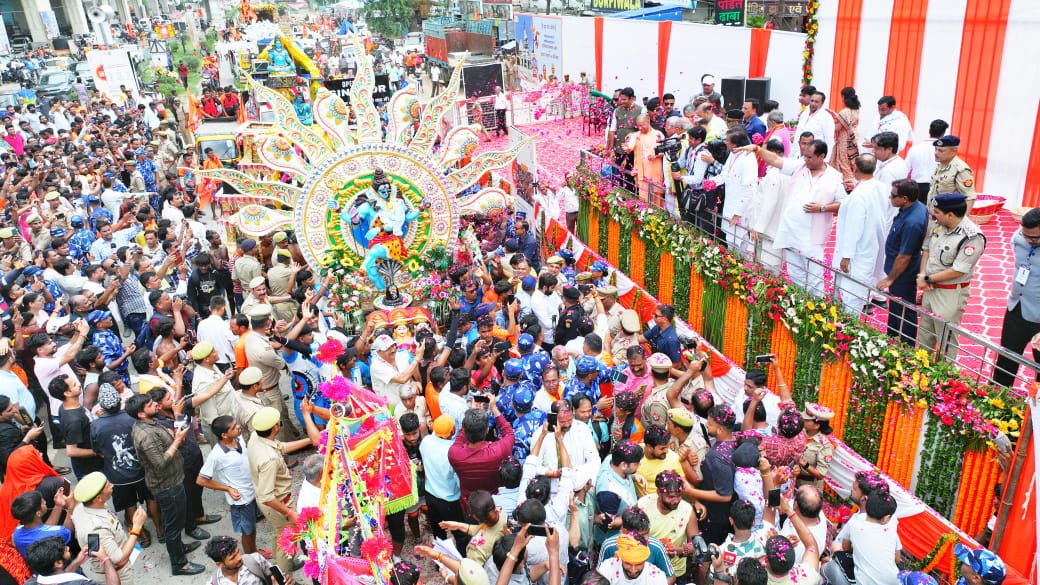 अब काँवड़ियों पर लाठियाँ नहीं भाँजी जातीं, उन पर पुष्पवर्षा की जाती है।

हर हर महादेव 🙏
#kanwaryatra2025