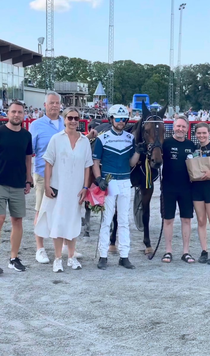 StallHenessi's tweet photo. Fantastiska Henessi Joyride vann V75-1 igår på Solvalla. Och hon gjorde det på bästa sätt med ett nytt svenskt rekord! Grattis till kretsen kring hästen 🥇🥂. #henessi https://t.co/DGDMh6hDe2