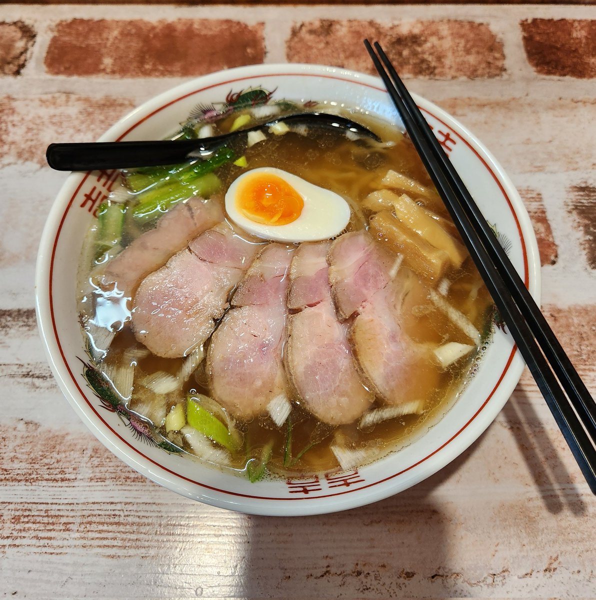 o3cdomone's tweet photo. 胎内市東本町
中華そば じるば
ラーメン(大・肉)

メニューがちょくちょく変わって来る度に楽しみなお店✨
今回は煮干し系のスープに低加水のちぢれ麺になってた😃
麺が特に好みでしたね、1,000円でこのクオリティは出す価値あるなと毎回思います😊👍

Googleリンク先↓
 https://t.co/IkyFUO6Clr https://t.co/HfNotAceeH