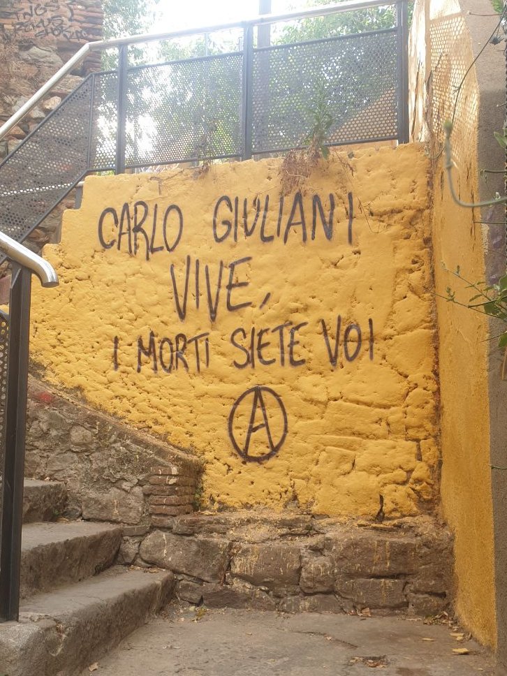 Avui fa 24 anys que la policia assassinà Carlo Giuliani durant les protestes contra el G8 a Gènova. La seva memòria, com la seva lluita, continuen vives ✊❤️🖤

#Vallcarca