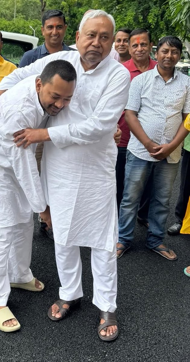 atul4media's tweet photo. मुख्यमंत्री के सुपुत्र निशांत कुमार जी को जन्मदिन की बहुत-बहुत बधाई व शुभकामनाएँ। आज वे 44 वर्ष के हो गए। बिहार की जनता उनके जन्मदिन पर बतौर रिटर्न गिफ्ट उनकी राजनीति में इंट्री मांग रही है। 
@CMBiharNK 
@neerajkumarmlc https://t.co/3yQVDVLzFx