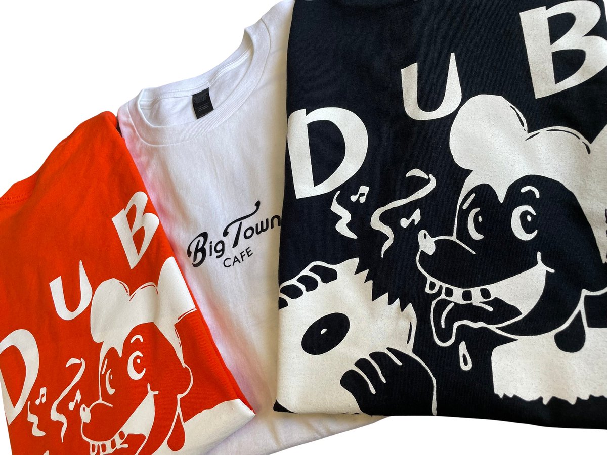 ー　新作入荷　ー

・BIG TOWN CAFE
(UEK STORE。別注)
BIG TOWN DUB Tシャツ

"BIG TOWN CAFE"のTシャツを
UEK STORE。別注で、本家にはないデザイン配置や組合せ、ボディーカラーリングでローンチしました。

この味のあるデザインが面白さが溢れてるなぁと思ってます。

めっちゃおすすめです＾＾