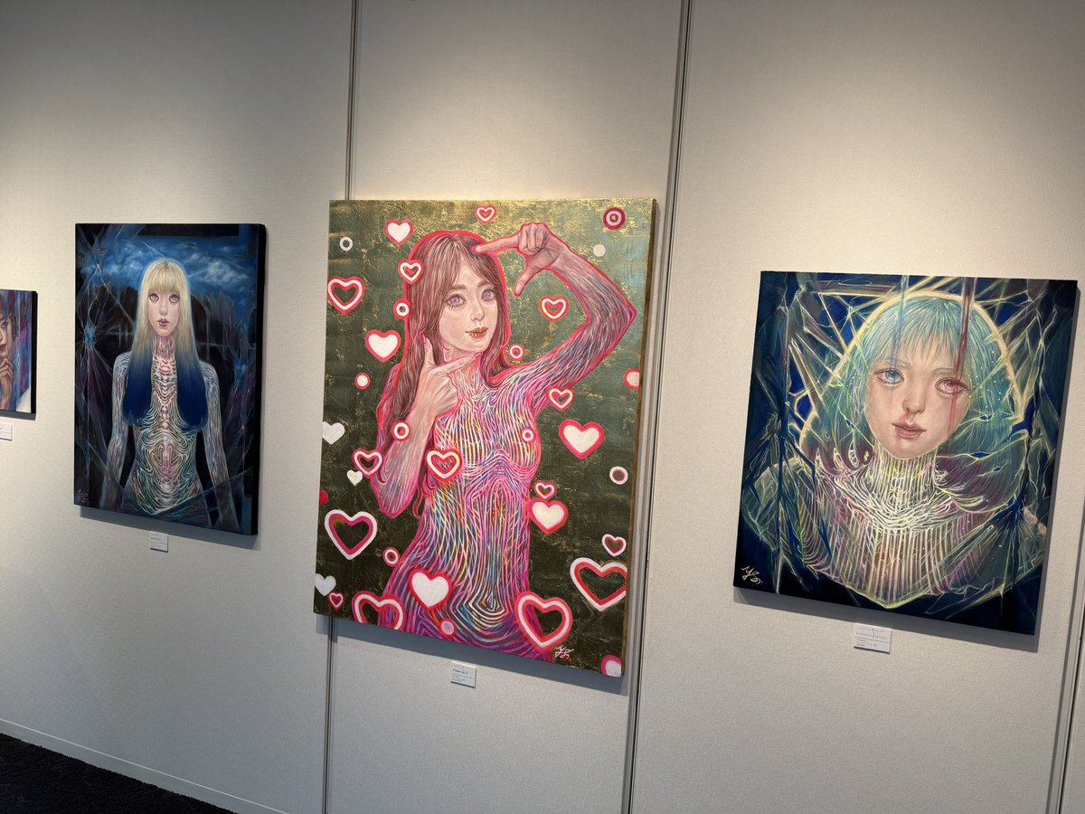 yasuHejira's tweet image. 佐々木ゆかさんの個展へ
作品が発するキラキラのパワーを浴びて元気が出る感じです
明日までなので、お見逃しなく
佐々木ゆか展「視線」-自意識過剰なワタシタチ-
⚫︎会期7/16(水)-7/21(月・祝)
⚫︎時間10:00-18:00最終日は16:30迄
⚫︎会場 らいらっく・ぎゃらりい