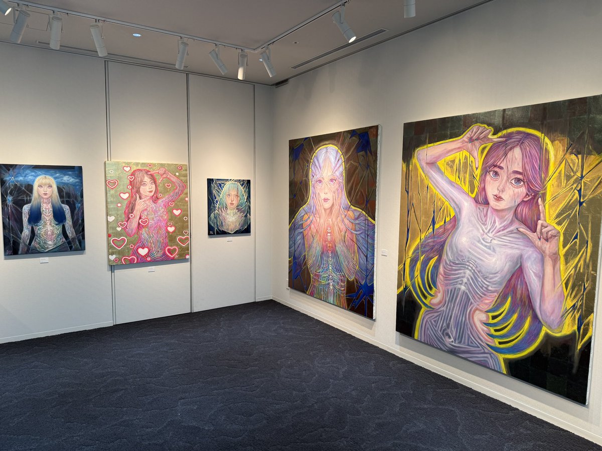 yasuHejira's tweet image. 佐々木ゆかさんの個展へ
作品が発するキラキラのパワーを浴びて元気が出る感じです
明日までなので、お見逃しなく
佐々木ゆか展「視線」-自意識過剰なワタシタチ-
⚫︎会期7/16(水)-7/21(月・祝)
⚫︎時間10:00-18:00最終日は16:30迄
⚫︎会場 らいらっく・ぎゃらりい