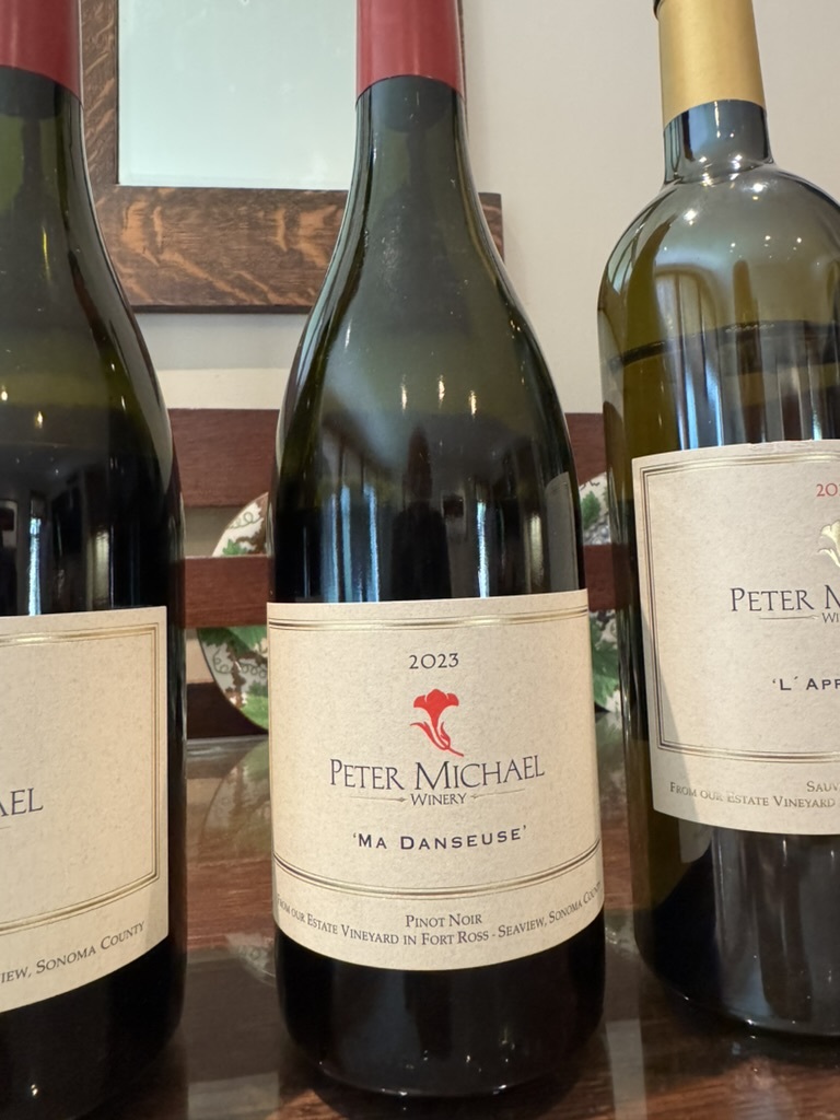 JamesSuckling's tweet photo. High on the slopes of Mount St. Helena in California, Executive Editor Jim Gordon visited the estate of Peter Michael Winery to taste with Winemaker Robert Fiore. Two wines particularly stood out for their impressive quality and balance: the Chardonnay Knights Valley Belle Cote 2023 and the Pinot Noir Fort Ross-Seaview Ma Danseuse 2023.

@petermichaelwinery #PeterMichaelWinery #BelleCote #MaDanseuse #Chardonnay #PinotNoir #KnightsValley #FortRossSeaview #Sonoma #CaliforniaWine #FineWine