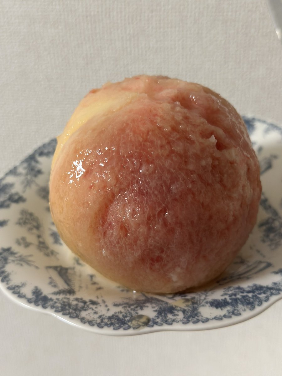 crybebe__'s tweet image. 桃、初めてうまくむけた!🍑
種も引っこ抜けた!
かぶりついたら、果汁がじゅわ〜って
こぼれちゃったから、
もったいなくて切って食べました𐤔𐤔
