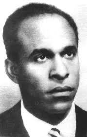 azizfall9's tweet image. Ce 20 juillet, #frantzfanon aurait eu 100 ans et contasterait avec désolation que l’impérialisme comme le racisme perdurent, que l’aliénation affecte des pans entiers de l’humanité et que seule la lutte libère l’humain digne