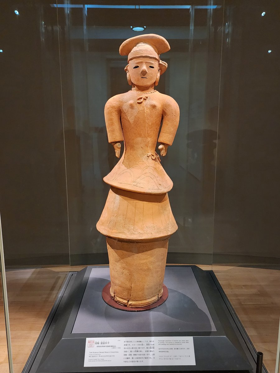 junkwak0512's tweet image. A haniwa (埴輪, tomb sculpture made of clay) displayed at Tokyo National Museum, &apos;Dressed Up Women&apos; (盛裝女子). Different from life-size accurate teracottas in the tomb of Qin Shi Huang in China, the haniwa that were placed on the top of the tomb hold the beauty of simplicity.