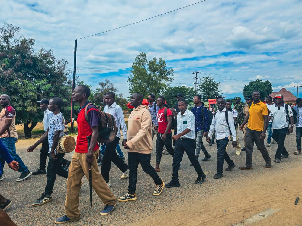 undpmalawi's tweet image. #HappeningNow: Karonga comes alive for peace! 🕊️
Youth, party representatives & @malawi_police are marching together in a show of unity, rejecting electoral violence and choosing a better future. 💪🏾
Thanks to @UNPeacebuilding for supporting this @malawi_police -led effort