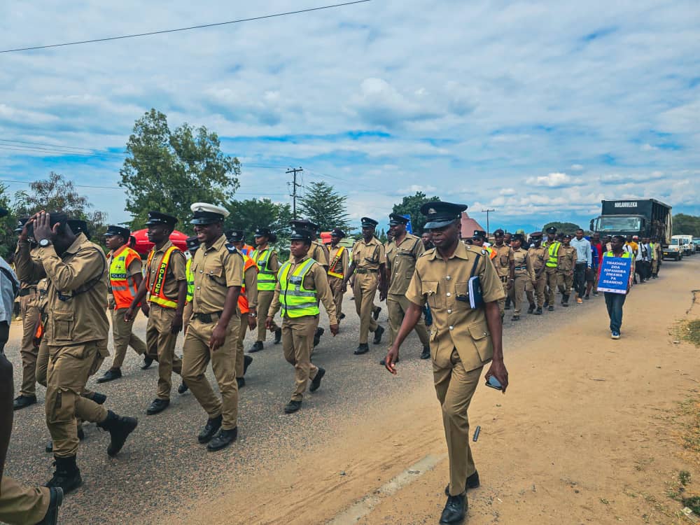undpmalawi's tweet image. #HappeningNow: Karonga comes alive for peace! 🕊️
Youth, party representatives & @malawi_police are marching together in a show of unity, rejecting electoral violence and choosing a better future. 💪🏾
Thanks to @UNPeacebuilding for supporting this @malawi_police -led effort