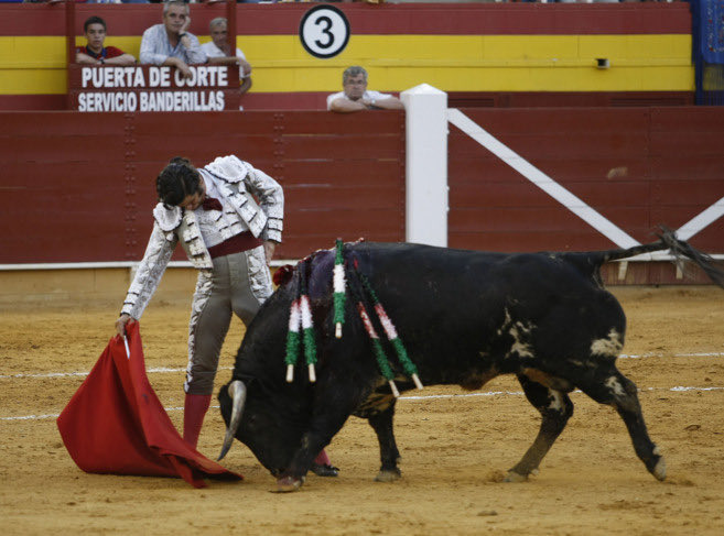 TTPorvenir's tweet image. 🖊️👉🏻Hoy hace 17 años que el diestro “Morante de la Puebla” abandonó la plaza de toros de Roquetas de Mar (Almería) antes del paseíllo para reivindicar sus honorarios. Hoy hace el paseíllo en la misma plaza y en la misma fecha que hace años. #anecdotario