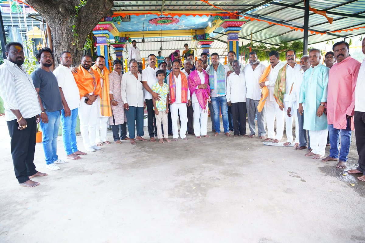 Eatala_Rajender's tweet photo. ఆషాఢ మాసం బోనాల పండుగ సందర్భంగా.. మల్కాజిగిరి పార్లమెంట్ లోని కౌకూర్ గ్రామంలోని శ్రీశ్రీశ్రీ పోచమ్మ తల్లి ఆలయంలో అమ్మవారికి ప్రత్యేక పూజలు నిర్వహించడం జరిగింది. https://t.co/bMHNH3Ec05