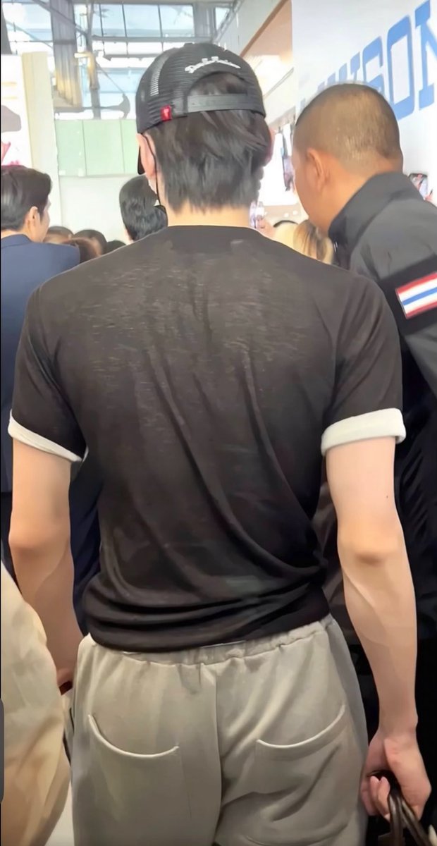 heesojkitty's tweet image. That damn outfit
