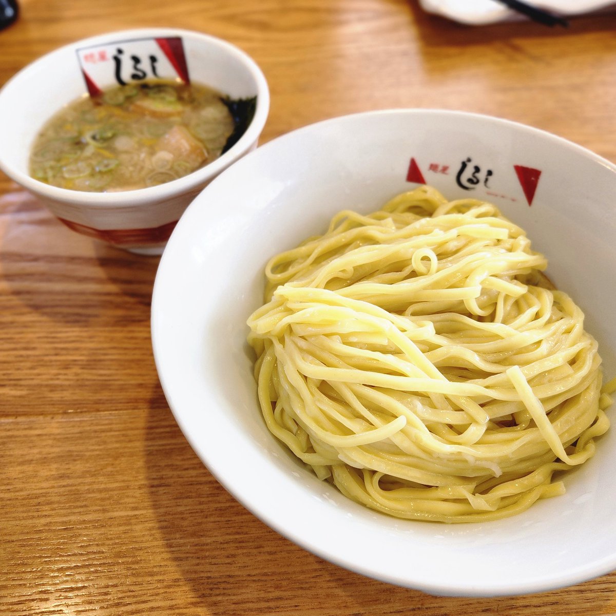 WorryForDinner's tweet image. 麺屋しるしさんで
塩つけ麺に柚子トッピング
美味しい😋 #お昼ごはん
八ヶ岳SAで信玄餅ソフト
富士山🗻見たかったんですが、
雲でよく見えなくて残念😅