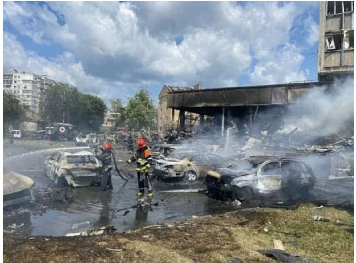 74Fraza's tweet image. Хотів змовчати про злочини русні, яка зараз боїться наших дронів. 14 липня 2022 року Вінниця здригнулася від жаху. Зруйновані будівлі, понівечені життя, сльози, кров, дитячі іграшки на асфальті. Маленька Ліза, якій не судилося вирости. Десятки загиблих. Сотні скалічених тіл і душ