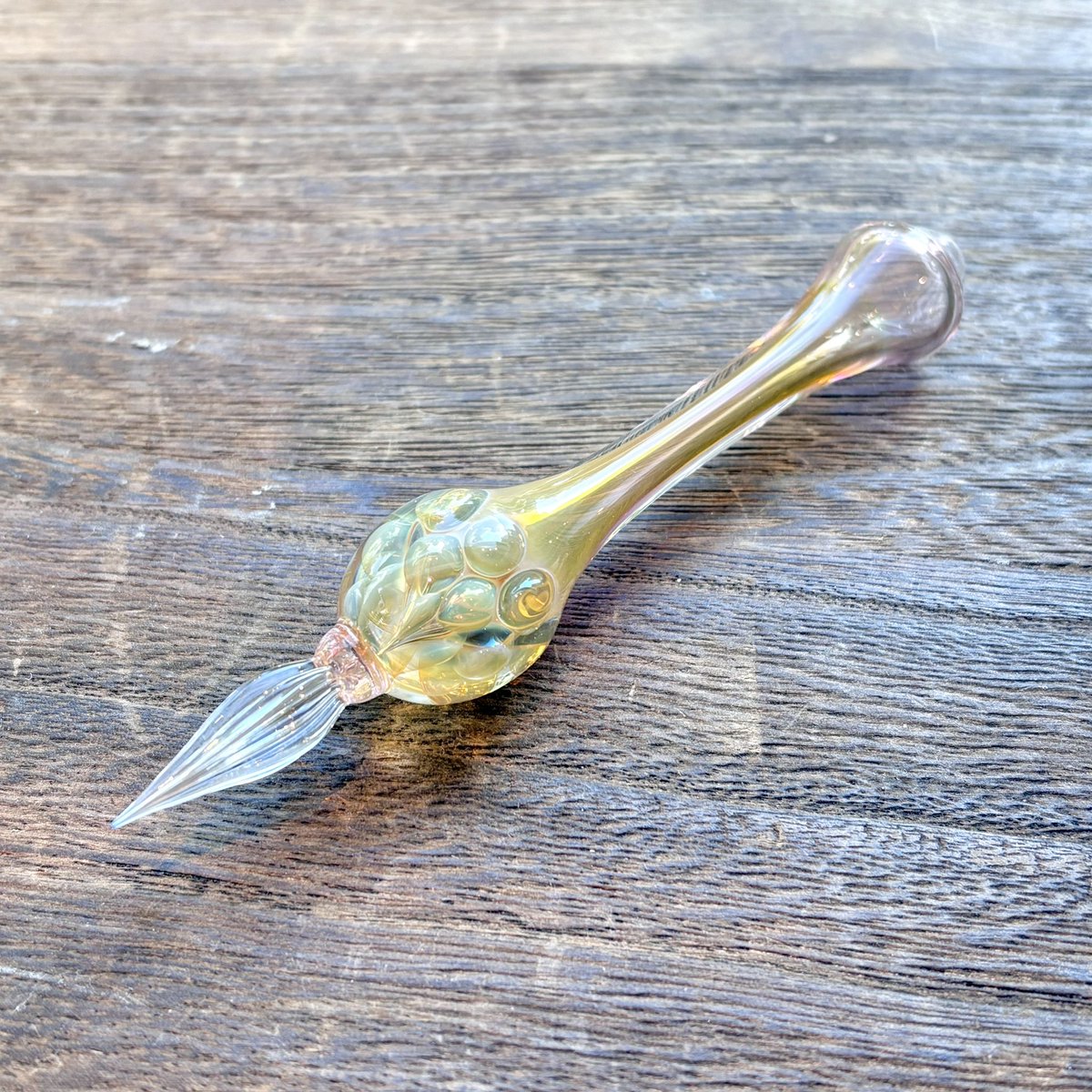 DT_stylo's tweet image. 川西硝子のガラスペン「六花」。ぽってりとした丸みを帯びたフォルムや、多層的な柄が美しいガラスペンです。軸のうしろのほうは空洞になっていて前重心です。
在庫僅少。
