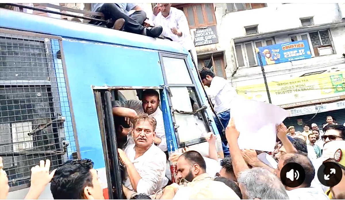 जम्मू कश्मीर को राज्य का दर्जा देने की मांग को लेकर प्रदर्शन के बाद अपने साथियो के साथ गिरफतारी दी <a href="/RahulGandhi/">Rahul Gandhi</a> <a href="/NasirHussainINC/">Dr Syed Naseer Hussain, M P</a> <a href="/priyankagandhi/">Priyanka Gandhi Vadra</a> <a href="/SupriyaShrinate/">Supriya Shrinate</a> <a href="/GAMIR_INC/">Ghulam Ahmad Mir</a> <a href="/kcvenugopalmp/">K C Venugopal</a> <a href="/TariqKarra/">Tariq Hameed Karra</a> <a href="/RamanBhalla_/">Raman Bhalla</a> <a href="/INCJammuKashmir/">J&K Congress</a> <a href="/INCIndia/">Congress</a>