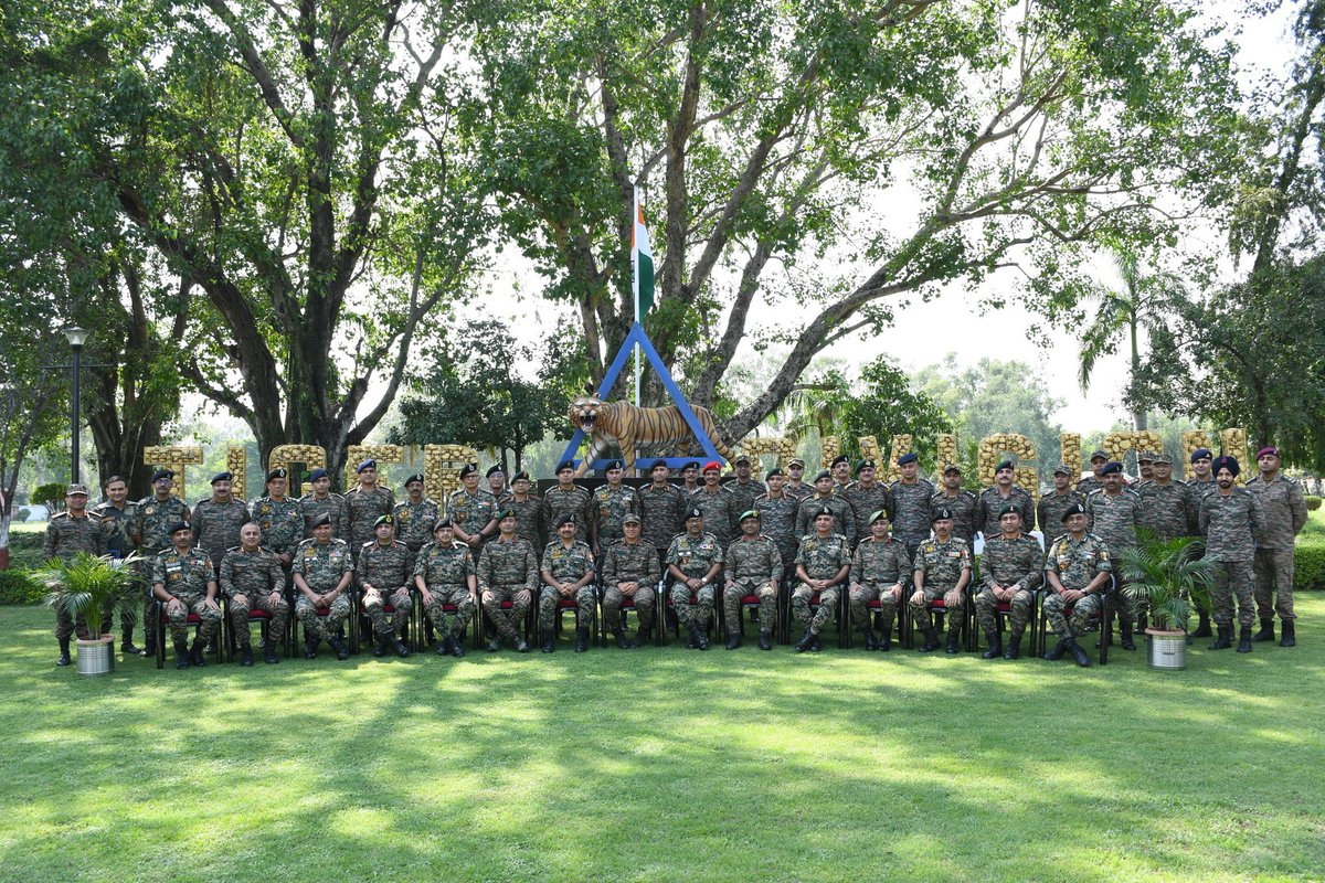 prodefencejammu's tweet image. Strengthening Borders, Strengthening Bonds!
#TigerDivision conducted a Joint conference with #BSF at Jammu to enhance cooperation and coordination for seamless synergy between the security agencies.
@SpokespersonMoD
@adgpi
@bsf_jammu
@WesternComd_IA
@RisingStarCorps
@ANI