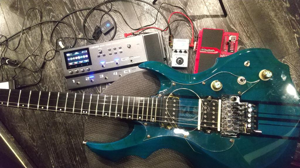 F_y_P_y_J_y_C_y's tweet photo. 昨日、サポートギターにてお呼ばれしたバンドリハに入ってたのですが…
まさか4弦が切る事態に💦
1~2弦ではなくて…4弦とな…
パワーコードでも多用するし、バンマスの方からギターを1本お借りしました😓
#ESP #ESPGuitars #魔改造 #EdwardsGuitars #Guitar
#BOSSEffector
#FunkyPunkyJunkyCrazy https://t.co/Ba4O8hfOjQ
