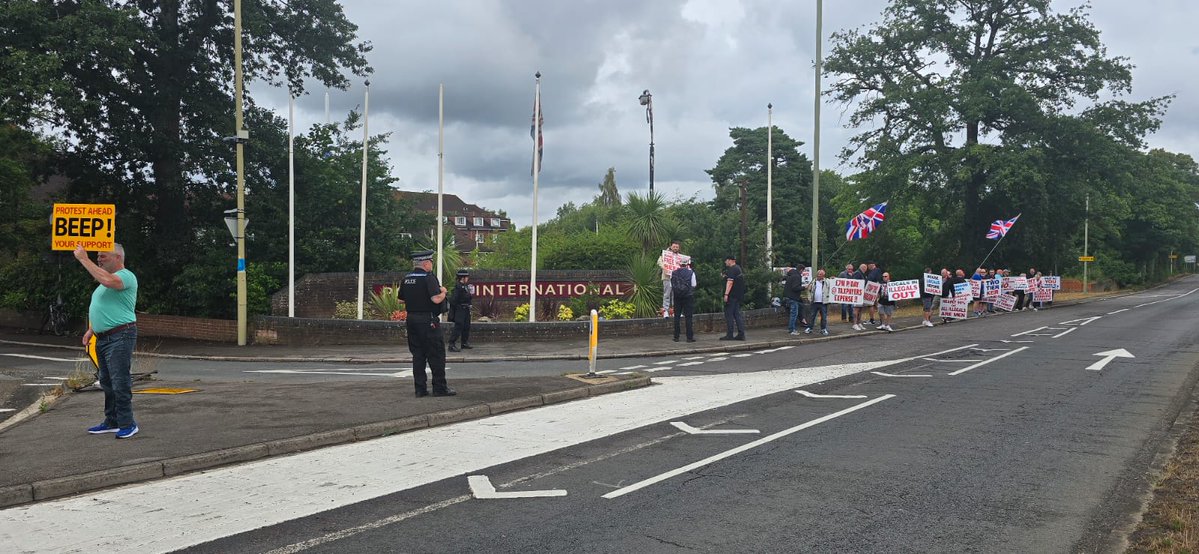 Sutton1Mr's tweet image. A flash demo is happening outside Potters Hotel Aldershot right now.