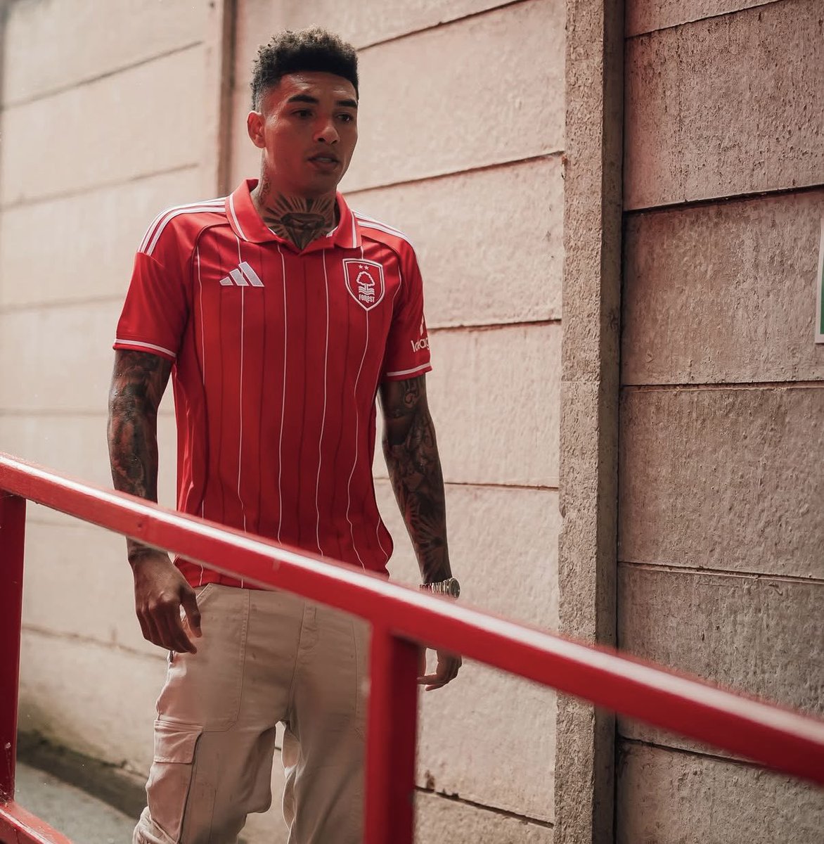 Come this way please Igor, we are about to show you the place where 2 fans had a fight over the last pie #NFFC