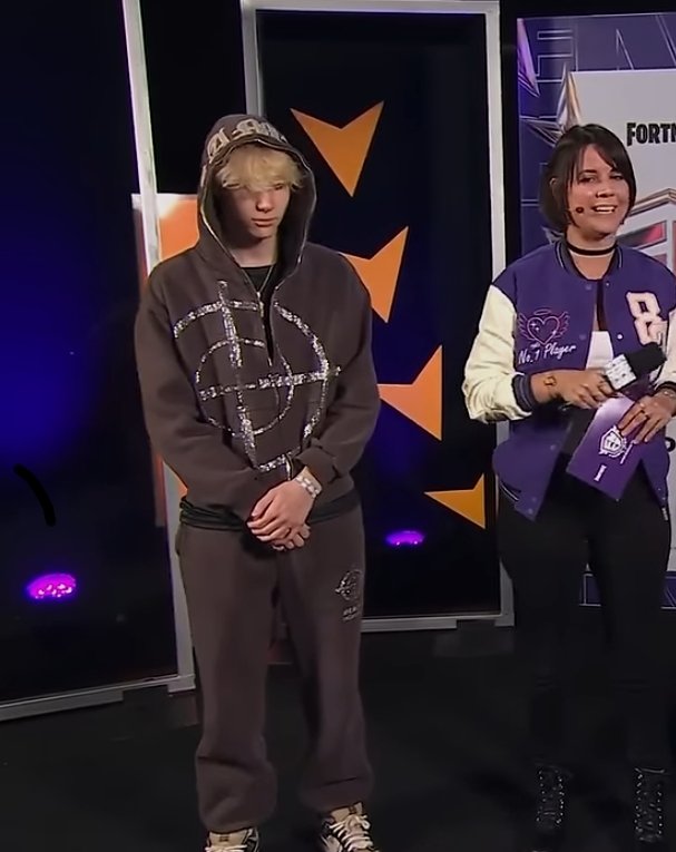 OfficialMadet's tweet photo. Gng was tryna cover his boner next to Kelly ink Ur not slick lil bro😭✌️ https://t.co/3eEcGoDBfY