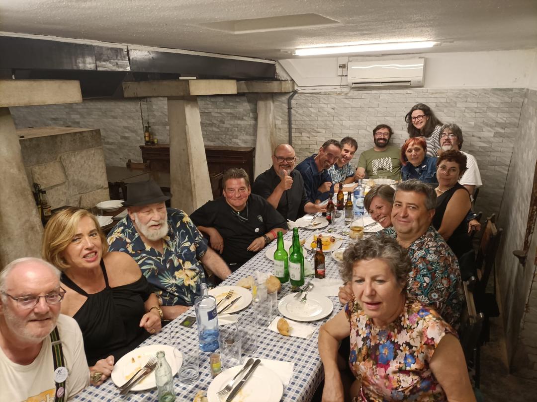Adiós <a href="/festivalcelsius/">Celsius 232</a> Uno de mis mejores momentos fue la cena del miércoles, cuando nos reunimos la vieja guardia del fandom para charlar de historias pasadas y proyectos futuros, y lo más importante: celebrar que si somos "vieja guardia" es porque la "nueva guardia" toma relevo