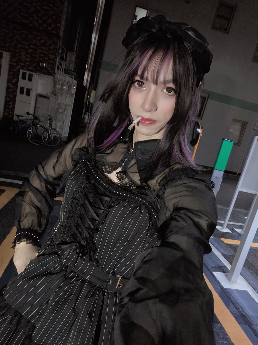 楽しい時間は一瞬ですね
久しぶりに紙タバコ貰ったので一服

この格好には紙タバコが合う☺

いいねRTお願いしまぁす(ㅅ´ ˘ `)