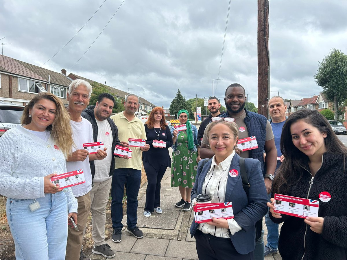 SiddoDwyer's tweet image. Come rain or shine @Enfield_Labour is out listening to our neighbours. Today, we’re in Bullsmoor, picking up casework and sharing our plan that will continue to improve the quality of life for everyone in our borough.
#labourdoorstep