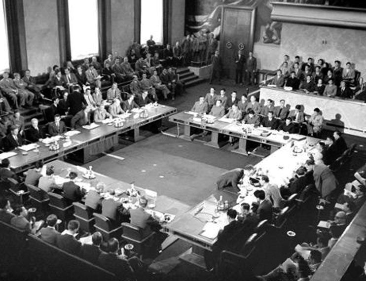 CorbeauDlicieux's tweet image. C'était il y a 71 ans: le 21 juillet 1954 sont ratifiés les accords de Genève, actant le cessez-le-feu entre l'armée française et les forces d'Hô-Chi Minh. Laos et Cambodge deviennent indépendants tandis que le Vietnam est divisé temporairement en deux Etats.