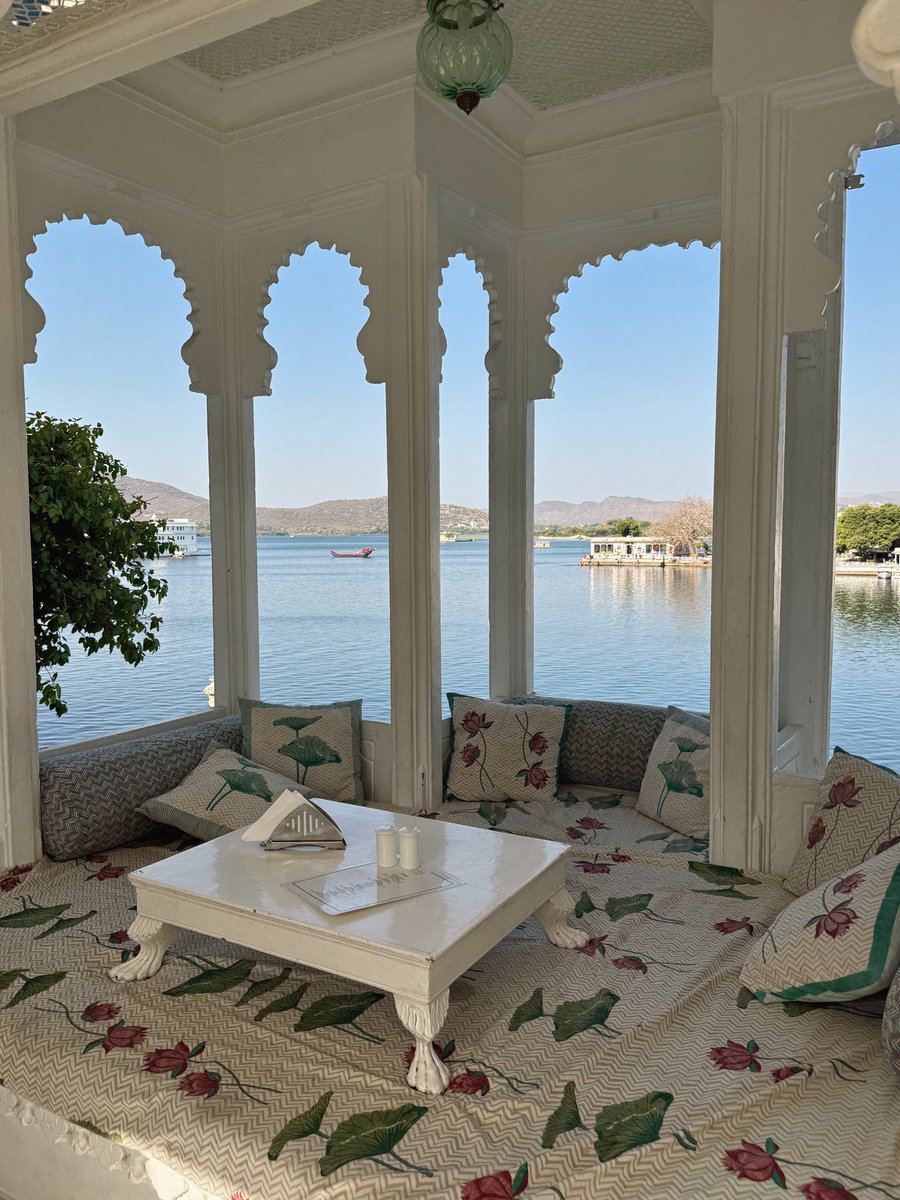 assoonasisaw's tweet photo. 🛺 Udaipur, Indai : ‘อุทัยปุระ’ เมืองแห่งทะเลสาบ ที่น่ารักจนใจเจ็บบบ มู๊ดโครตจะดี เดินเล่นได้ทั้งวัน สัญลักษณ์ ’พระอาทิตย์🌞‘ อยู่เต็มเมืองไปหมด เพราะราชวงศ์ Mewar ที่เคยปกครองเมืองนี้ เค้ามีความเชื่อว่าตัวเองสืบเชื้อสายมาจากเทพสุริยะ https://t.co/nJ6m6tsaqK